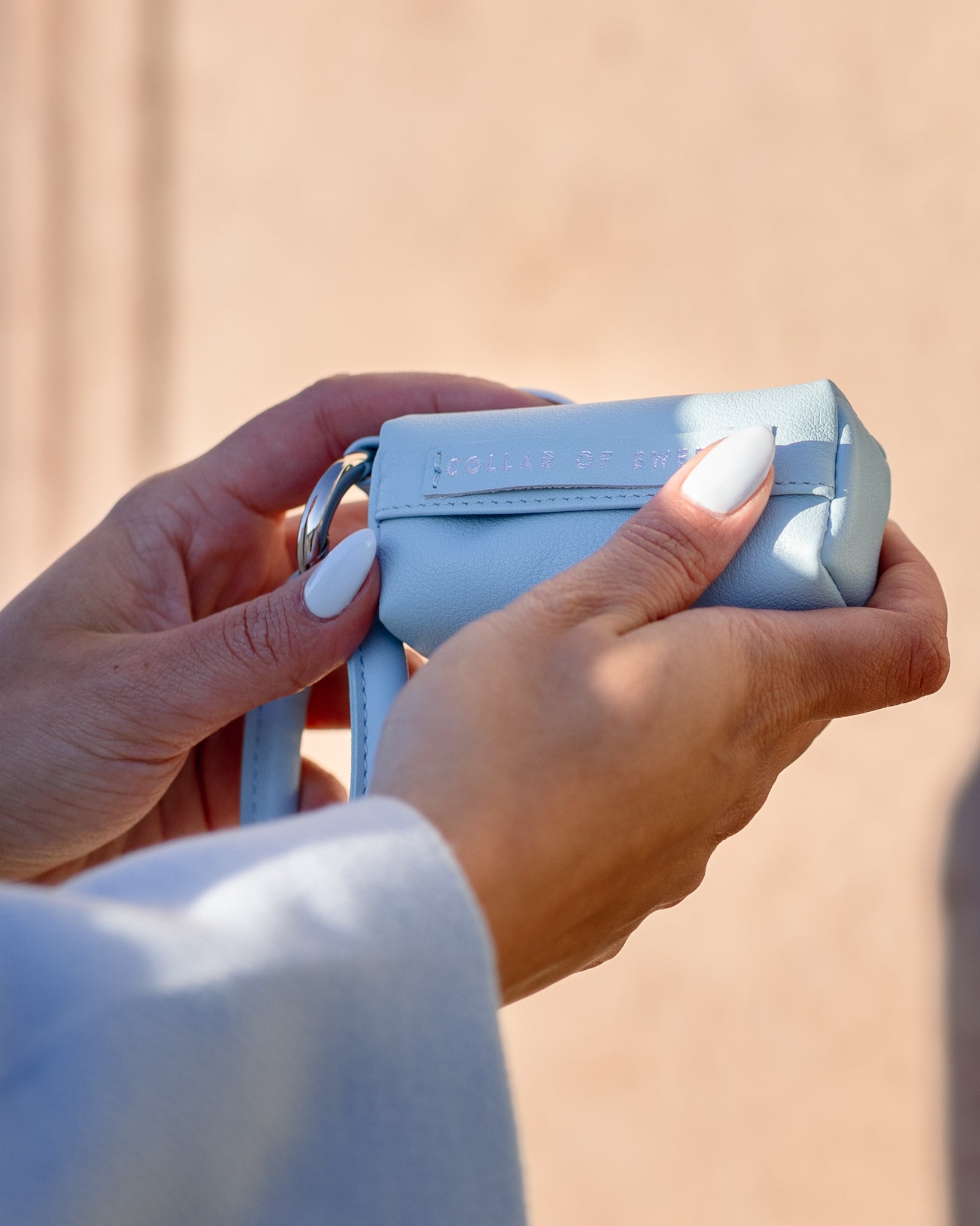 Niebieski uchwyt na worek na psie odchody Baby Blue.