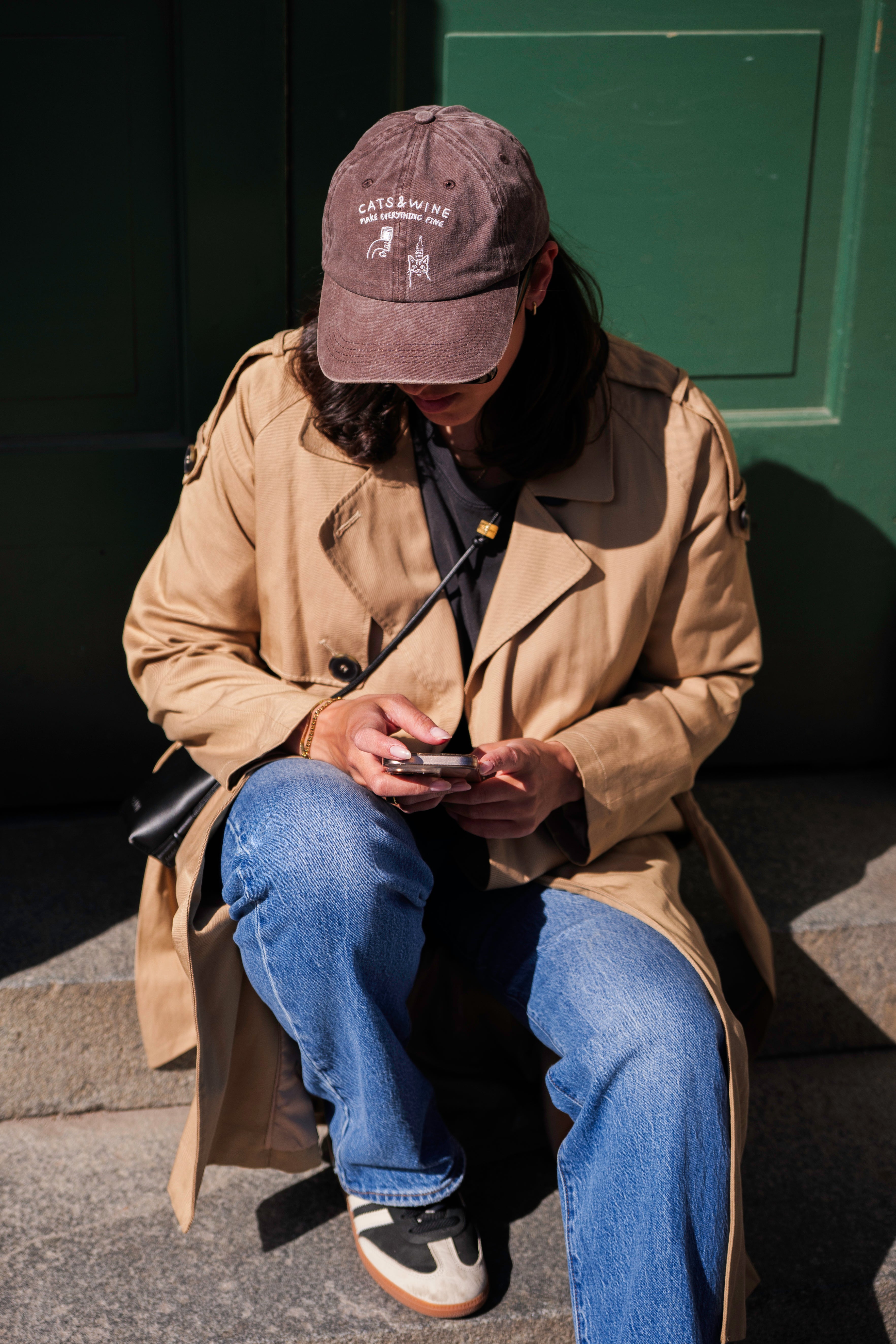 Brązowa denimowa czapka - logo "Cats & Wine Make Everything Fine" 