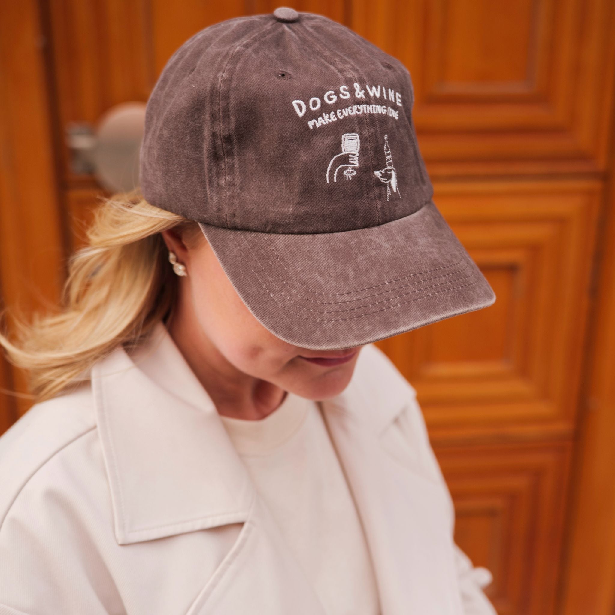 Brązowa czapka z denimu - Logo "Dogs & Wine Make Everything Fine" 