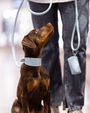 Niebieski uchwyt na worek na psie odchody Baby Blue.