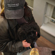 Czarna czapka dżinsowa - Dogs & Wine Make Everything Fine 